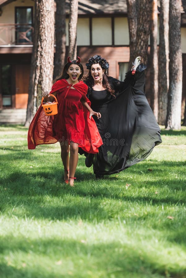 Família Assustadora Em Fantasias De Halloween Gritando Imagem de Stock -  Imagem de feriado, filho: 230395547