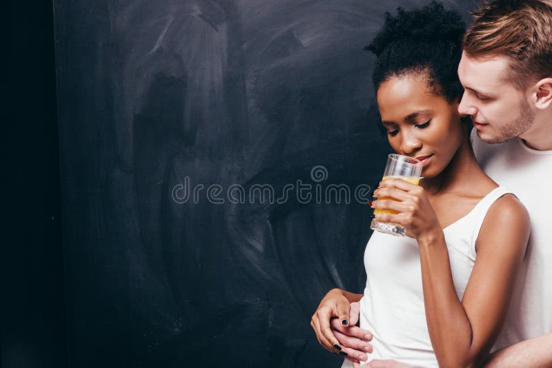Mulher e homem, relacionamento feliz e ternura imagem de stock royalty free Mulher e homem, relacionamento feliz e ternura imagem de stock royalty free