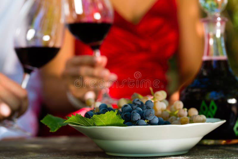 Mulher e homem no vinho bebendo do vinhedo fotos de stock royalty free Mulher e homem no vinho bebendo do vinhedo fotos de stock royalty free