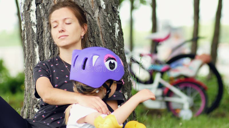 Mulher e menina após o passeio da bicicleta