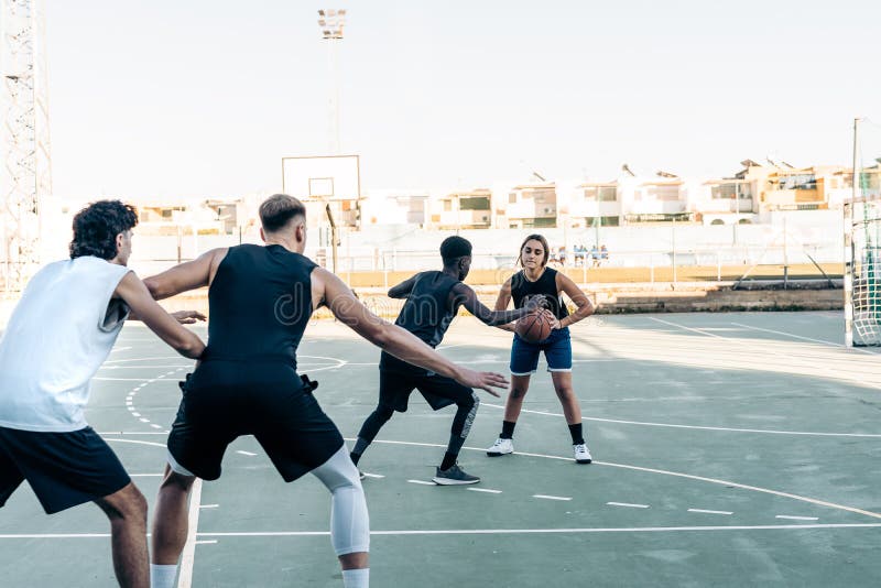 Quatro Amigos Jogando Basquete Em Uma Quadra Pública Ao Ar Livre