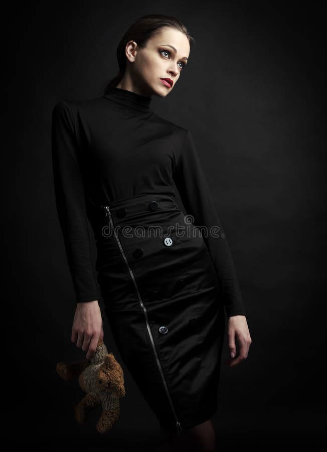 Mulher elegante com o urso de peluche do brinquedo fotos de stock Mulher elegante com o urso de peluche do brinquedo fotos de stock