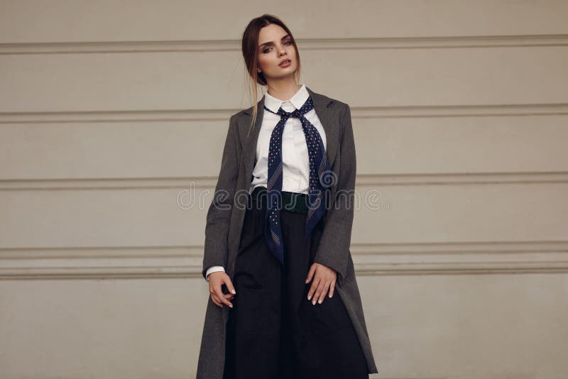 Mulher elegante, In Fashion Clothes modelo bonito na rua imagens de stock royalty free Mulher elegante, In Fashion Clothes modelo bonito na rua imagens de stock royalty free