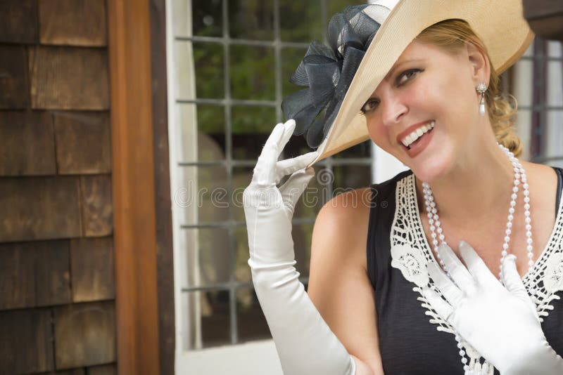 Mulher elegante no equipamento dos anos 20 no patamar da casa antiga imagem de stock Mulher elegante no equipamento dos anos 20 no patamar da casa antiga imagem de stock