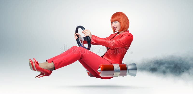 Mulher elegante nova no carro vermelho do motorista com uma roda fotos de stock Mulher elegante nova no carro vermelho do motorista com uma roda fotos de stock