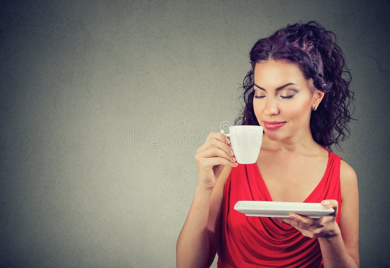 Mulher elegante a apreciar o aroma do café fotos de stock royalty free