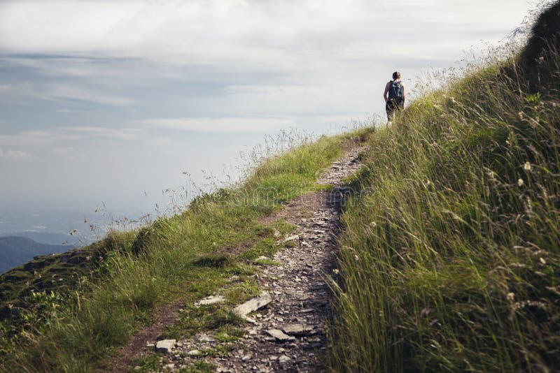 Mulher em caminhar o trajeto imagem de stock Mulher em caminhar o trajeto imagem de stock