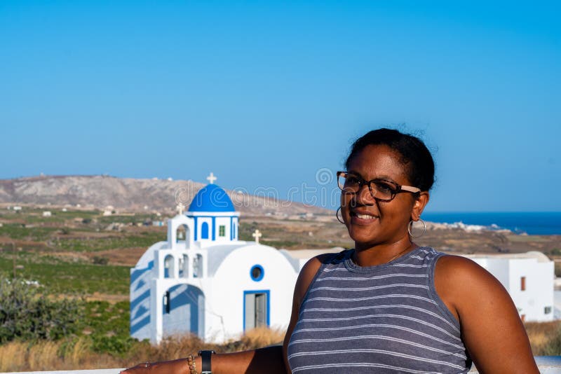 Mulher Em Férias Em Santorini imagens de stock Mulher Em Férias Em Santorini imagens de stock