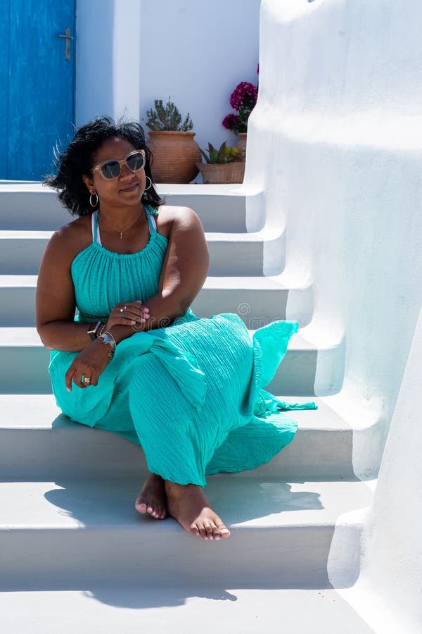 Mulher Em Férias Em Santorini fotografia de stock royalty free Mulher Em Férias Em Santorini fotografia de stock royalty free