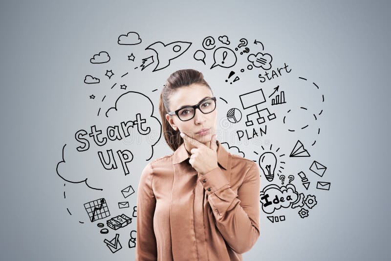 Mulher em marrom e em startup no cinza imagem de stock royalty free Mulher em marrom e em startup no cinza imagem de stock royalty free