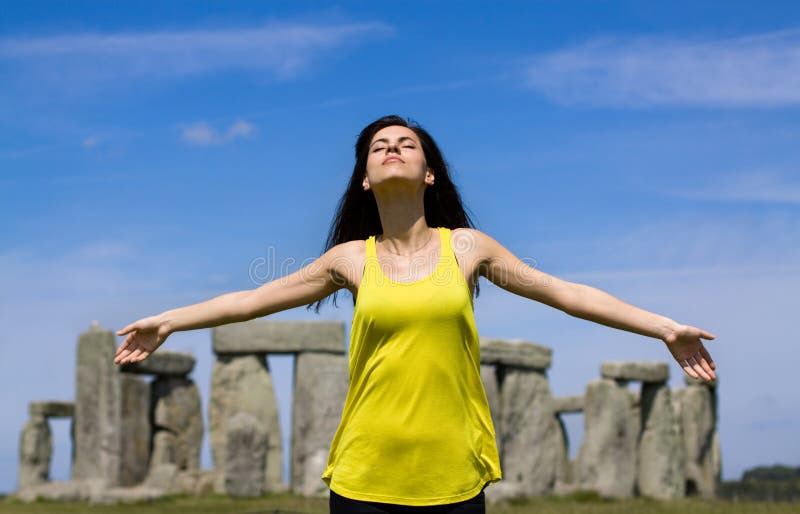 Mulher em Stonehenge (Inglaterra) foto de stock Mulher em Stonehenge (Inglaterra) foto de stock
