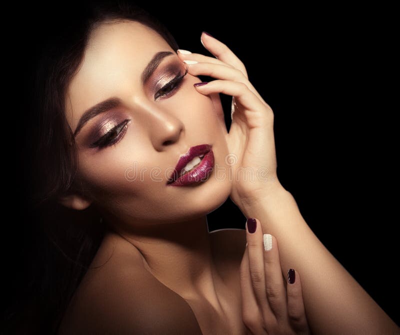 Mulher em um fundo preto Modelo de forma brilhante bonito bea fotografia de stock