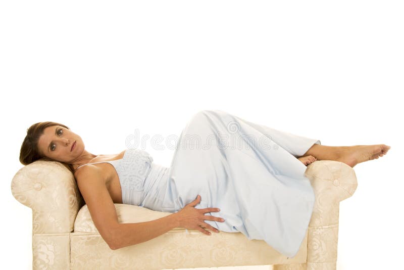 Mulher em uma colocação formal em uma vista do sofá fotografia de stock Mulher em uma colocação formal em uma vista do sofá fotografia de stock
