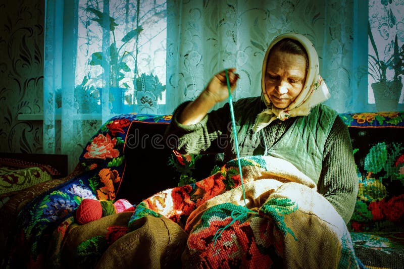 Mulher-embroiderer do russo na região de Kaluga