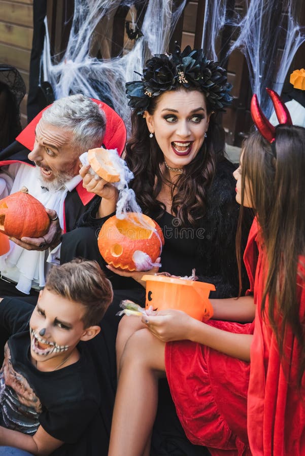 Família Assustadora Em Fantasias De Halloween Gritando Imagem de Stock -  Imagem de feriado, filho: 230395547