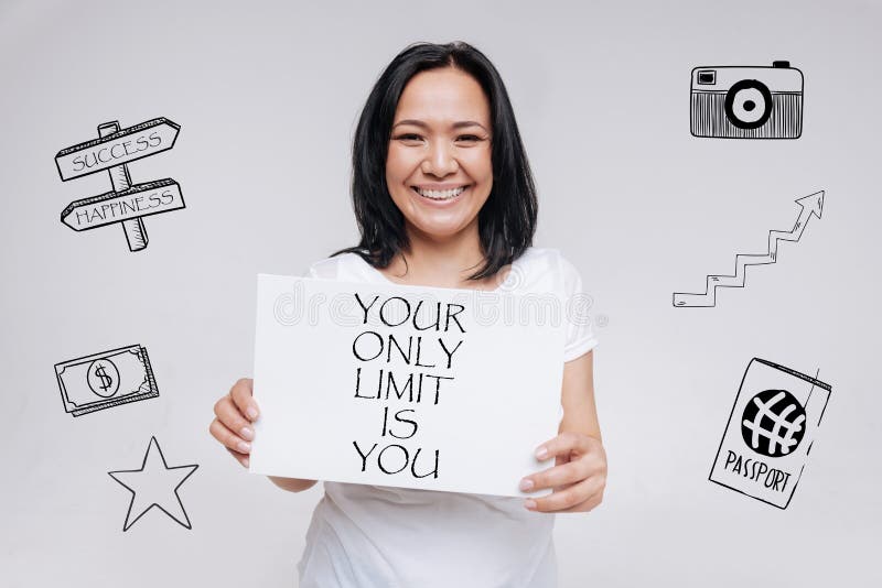 Mulher emocional que guarda uma divisa positiva e que sorri felizmente imagens de stock royalty free Mulher emocional que guarda uma divisa positiva e que sorri felizmente imagens de stock royalty free