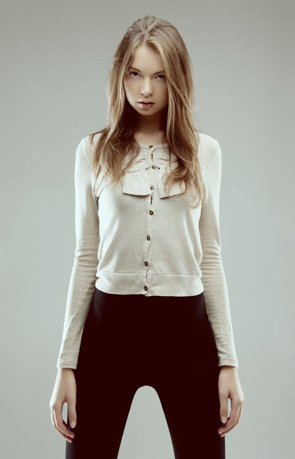 Mulher encantadora no revestimento cinzento imagem de stock Mulher encantadora no revestimento cinzento imagem de stock