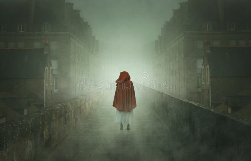 Mulher encapuçado misteriosa em uma cidade de pedra fotos de stock Mulher encapuçado misteriosa em uma cidade de pedra fotos de stock