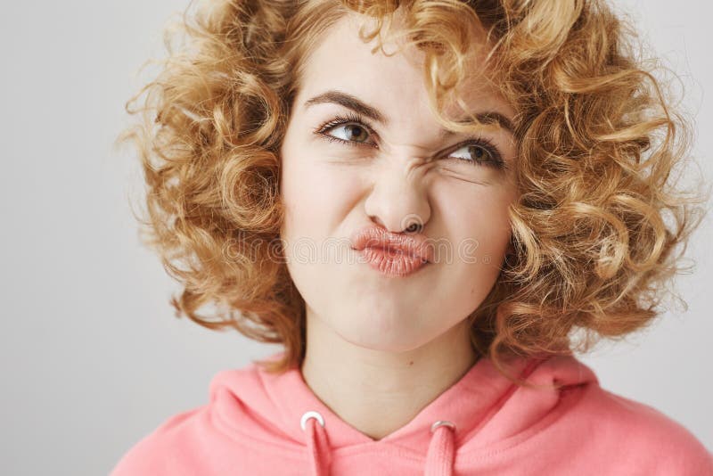 Mulher europeia jovem despreocupada e sonhadora com penteado