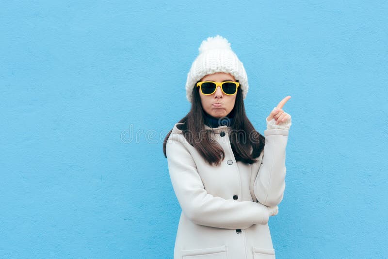 Mulher divertida com óculos de sol amarelos a fazer um gesto de negação imagens de stock royalty free