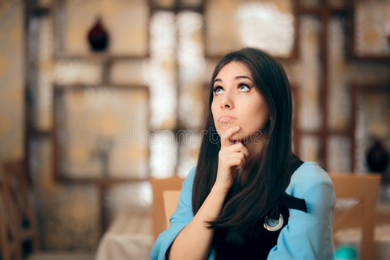 Mulher engraçada a pensar arduamente como resolver um problema imagens de stock