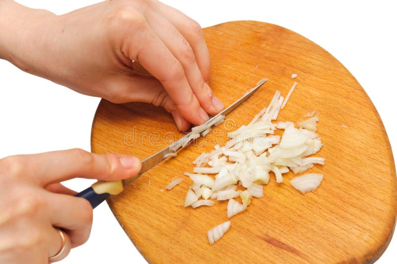 A mulher entrega o corte da cebola branca em uma placa da cozinha. Cozinhando o alimento foto de stock A mulher entrega o corte da cebola branca em uma placa da cozinha. Cozinhando o alimento foto de stock