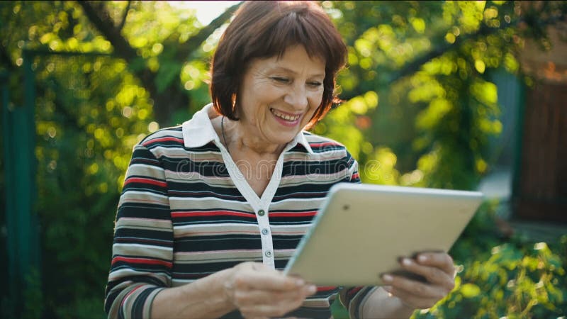 Mulher envelhecida alegre conectada por Skype filme