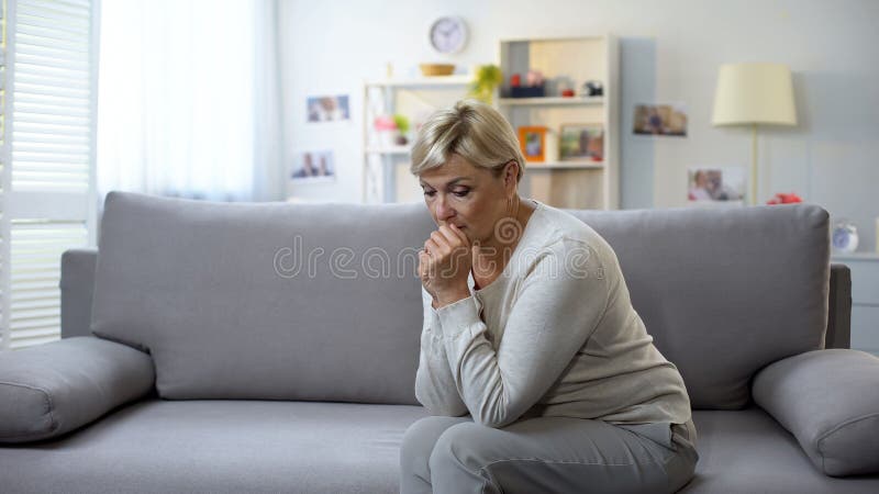 Perfil Disparado Da Mulher Triste Que Senta-se No Peitoril Da Janela Foto  de Stock - Imagem de olhar, perfil: 109238744