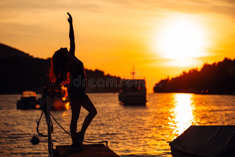 Mulher equilibrada despreocupada na natureza Encontrando a paz interna Estilo de vida cura espiritual Apreciando a paz, terapia d fotos de stock royalty free Mulher equilibrada despreocupada na natureza Encontrando a paz interna Estilo de vida cura espiritual Apreciando a paz, terapia d fotos de stock royalty free