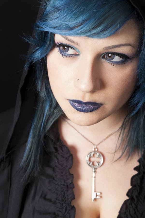 Mulher escura com cabelo e batom azuis Pendente chave Menina escura fotografia de stock Mulher escura com cabelo e batom azuis Pendente chave Menina escura fotografia de stock
