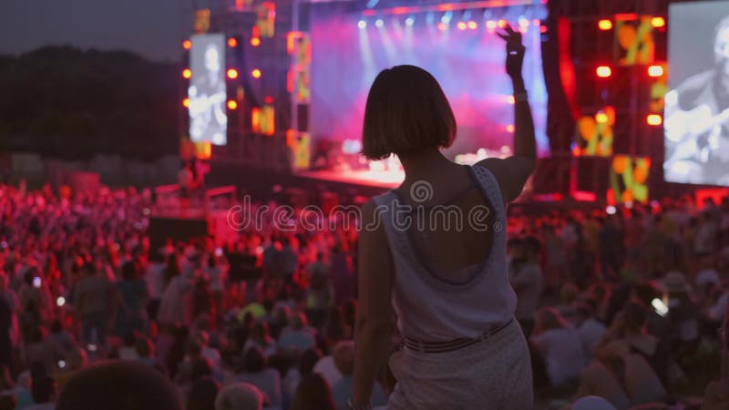 A mulher está dançando no festival de música do ar livre