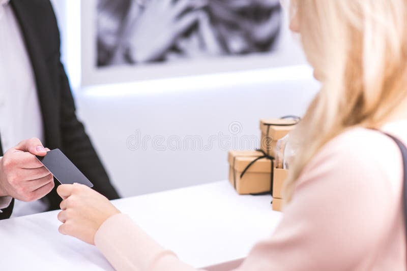 A mulher está tomando um cartão imagens de stock royalty free A mulher está tomando um cartão imagens de stock royalty free