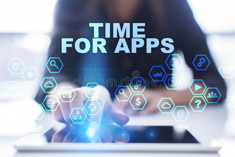 A mulher está usando o PC da tabuleta, está pressionando-o na tela virtual e está selecionando-o a hora para apps imagens de stock A mulher está usando o PC da tabuleta, está pressionando-o na tela virtual e está selecionando-o a hora para apps imagens de stock