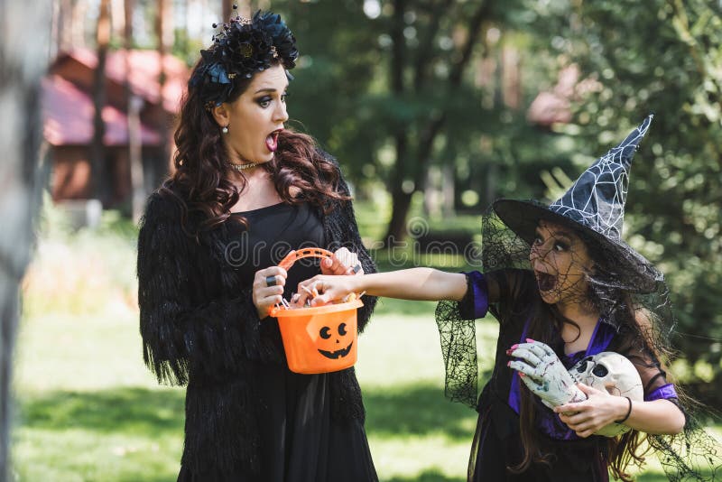 Família Assustadora Em Fantasias De Halloween Gritando Imagem de Stock -  Imagem de feriado, filho: 230395547