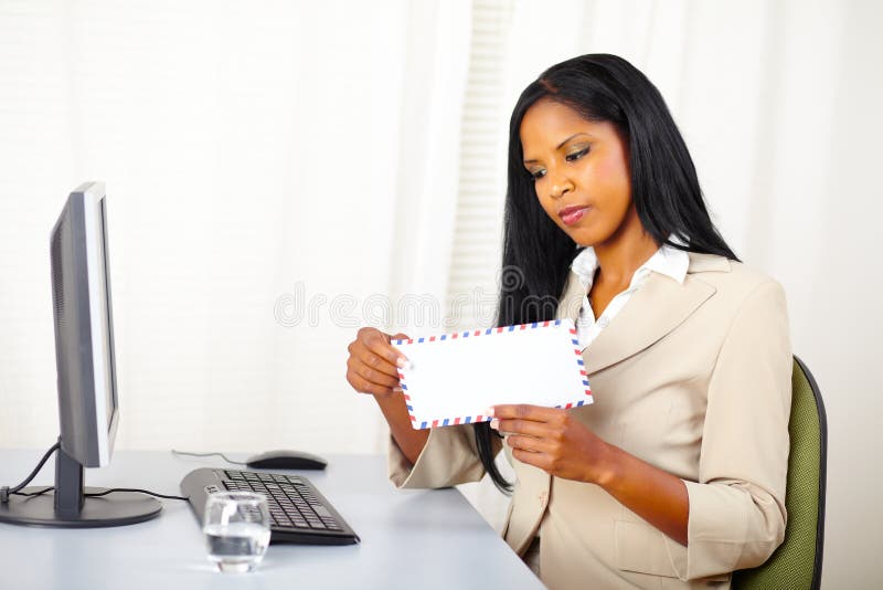 Mulher executiva que abre uma letra imagens de stock royalty free Mulher executiva que abre uma letra imagens de stock royalty free