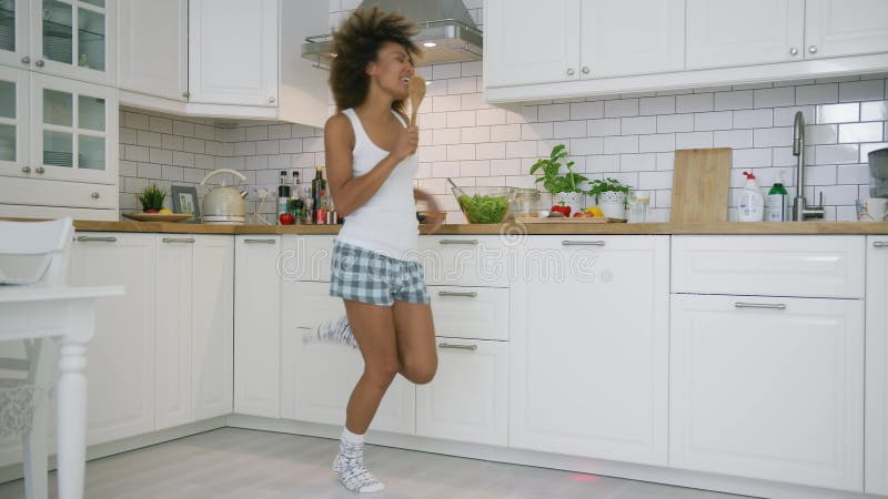 Mulher expressivo que cozinha na cozinha