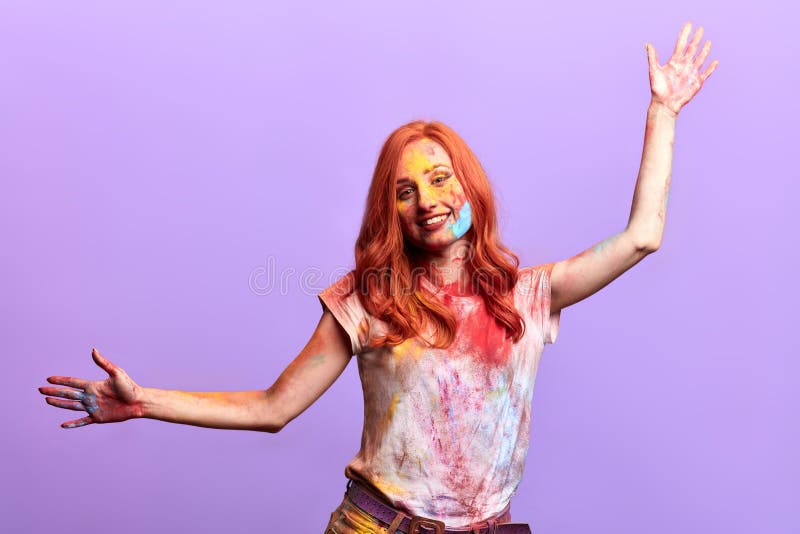 Mulher extático que aumenta seus braços, expressando a felicidade, humor positivo imagens de stock Mulher extático que aumenta seus braços, expressando a felicidade, humor positivo imagens de stock