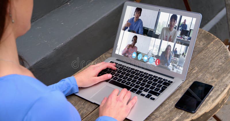 Mulher falando em videoconferência no laptop