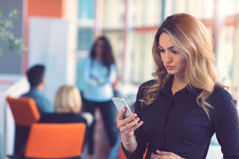 Mulher falando no celular em frente ao time imagens de stock royalty free Mulher falando no celular em frente ao time imagens de stock royalty free