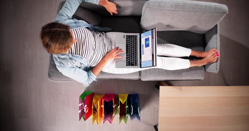 Mulher fazendo compras online no laptop foto de stock royalty free
