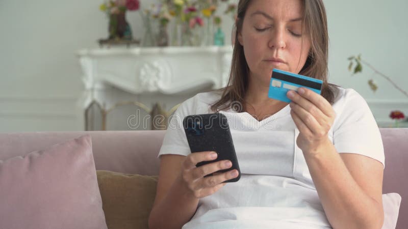 Mulher fazendo compras pelo telefone