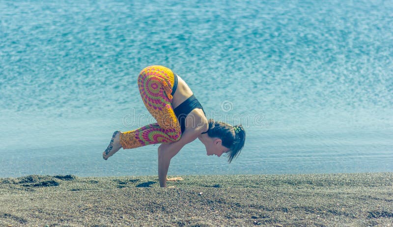 Mulher Fazendo Exercício De Yoga Na Praia Relaxando Na Praia Mulher Fazendo  Yoga Foto de Stock - Imagem de barco, nave: 229853462