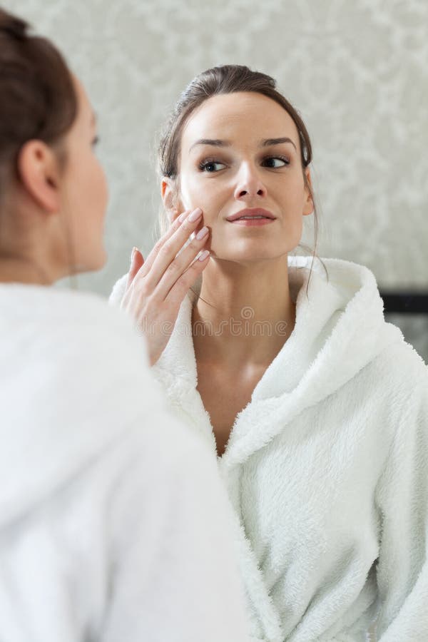 Mulher feliz após o tratamento facial imagem de stock Mulher feliz após o tratamento facial imagem de stock