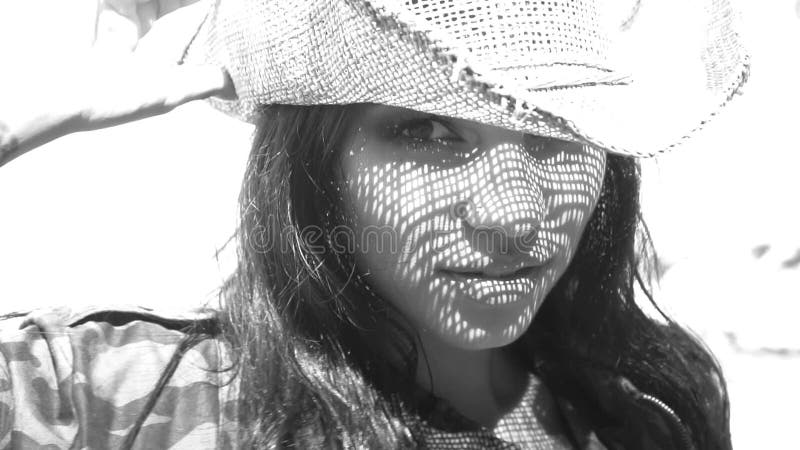 Mulher feliz bonita com o chapéu de palha na praia tropical