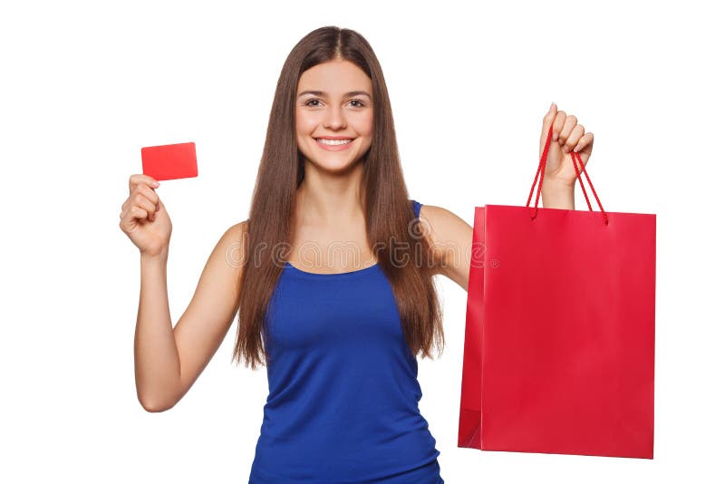 Mulher feliz bonita do sorriso que guarda o saco de compras e que mostra o cartão de crédito vazio, venda, isolada no fundo branc imagens de stock royalty free Mulher feliz bonita do sorriso que guarda o saco de compras e que mostra o cartão de crédito vazio, venda, isolada no fundo branc imagens de stock royalty free