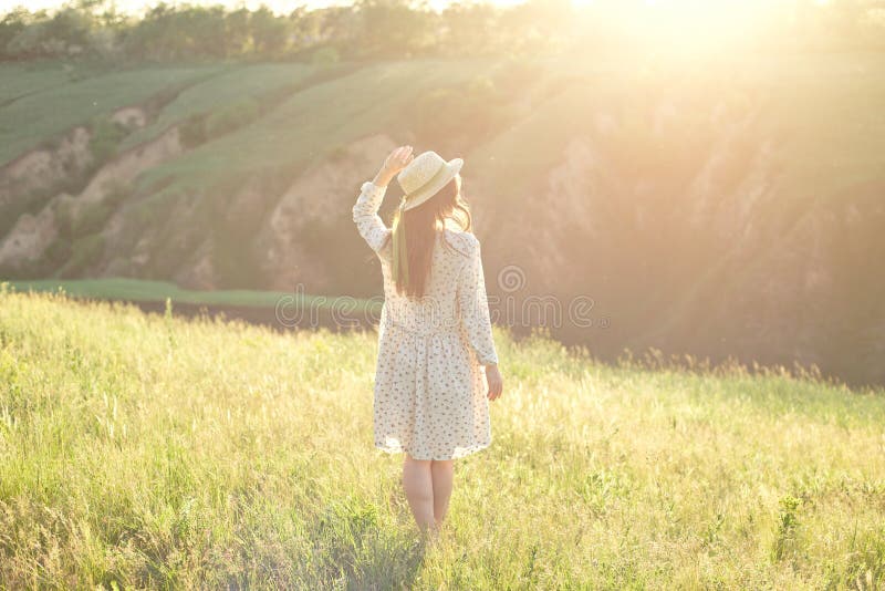 Mulher feliz com bra?os abertos para ficar no pico da borda do penhasco da montanha sob o c?u da luz do por do sol que aprecia o imagem de stock Mulher feliz com bra?os abertos para ficar no pico da borda do penhasco da montanha sob o c?u da luz do por do sol que aprecia o imagem de stock