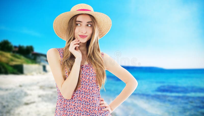 Mulher feliz com chapéu de verão na praia aproveitando suas férias de verão no fundo tropical da praia nas férias de maldivas imagens de stock royalty free Mulher feliz com chapéu de verão na praia aproveitando suas férias de verão no fundo tropical da praia nas férias de maldivas imagens de stock royalty free