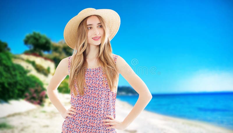 Mulher feliz com chapéu de verão na praia aproveitando suas férias de verão no fundo tropical da praia nas férias de maldivas fotografia de stock Mulher feliz com chapéu de verão na praia aproveitando suas férias de verão no fundo tropical da praia nas férias de maldivas fotografia de stock