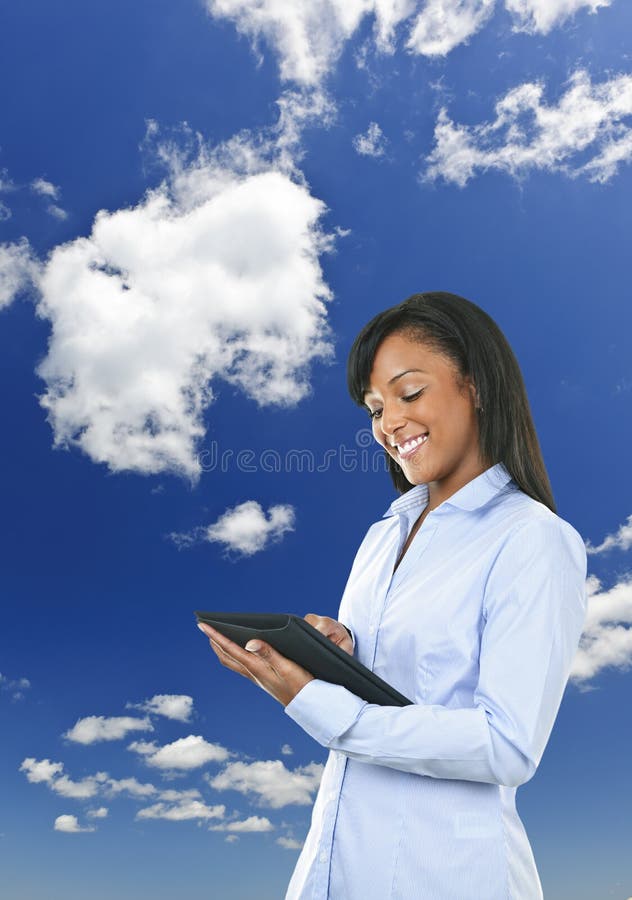Mulher feliz com computador e nuvens da tabuleta imagem de stock Mulher feliz com computador e nuvens da tabuleta imagem de stock