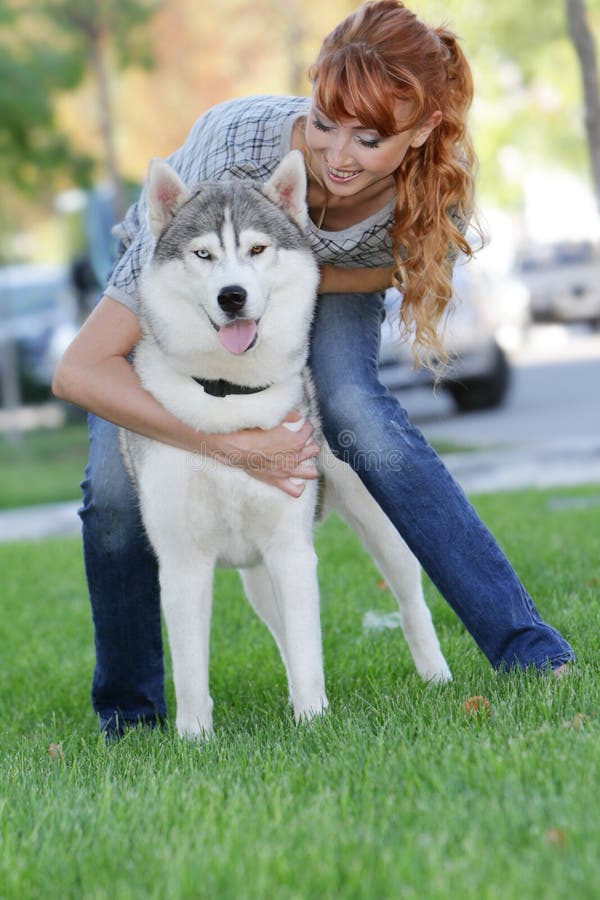 Mulher Feliz Descansando Com Seu Cachorro Imagem de Stock - Imagem de  moderno, maca: 270960225